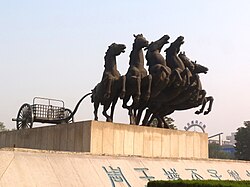 周王城天子駕六博物館前の銅像