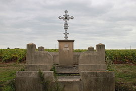 La croix de la Bretonnière est une croix en fonte ajourée entourée d'un muret