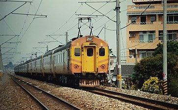 3組15輛行駛的EMU100型電動列車