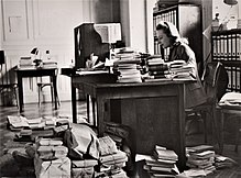 Preparation of books and parcels to be sent to prisoners during World War II as part of the IBE's SIAP project 17. Service d'aide intellectuelle aux prisonniers de guerre (1939-45), (.jpg