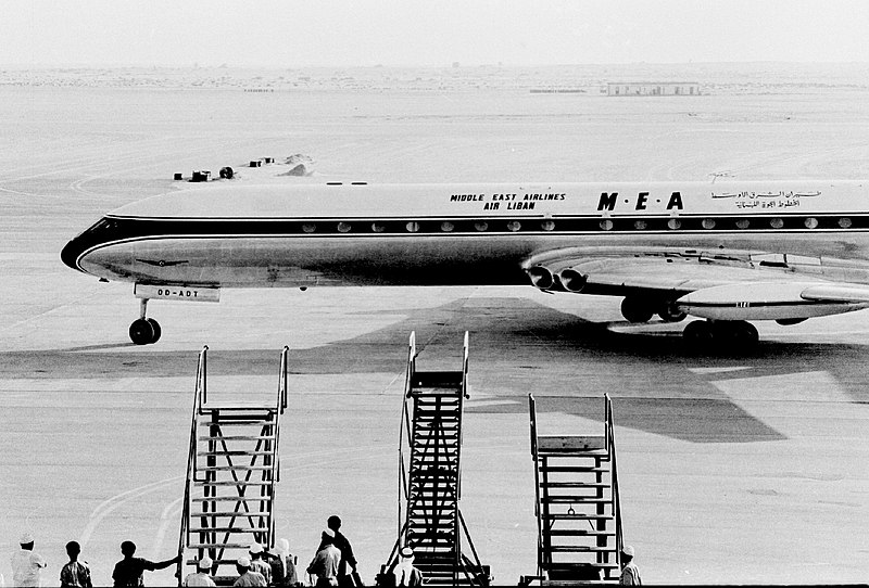 File:1965 Dubai Airport first Comet.jpg