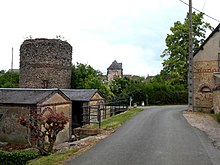 Lavoir et ancienne tour du château d'Illiers-Combray.