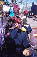 4. Female beer sellers admonish Dutch anthropologist and professor Wouter van Beek to buy their beer, instead of only taking pictures, Tireli, Mali, Mali 1989 - article Marketing - clicked 94,264 x - Dogon (W.E.A. van Beek Collection)