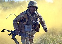 Um militar sul-africano durante um exercício de treinamento.