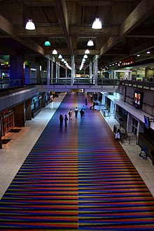 Terminal do aeroporto, com ladrilhos coloridos no chão