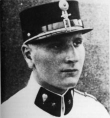 Portrait photo rapproché en noir et blanc d'un homme en uniforme.