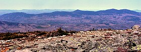 Vue de Bigelow Mountain depuis le sommet de Sugarloaf Mountain.