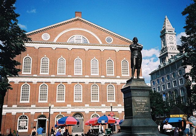 Faneuil Hall de Boston et statue de Samuel Adams.
