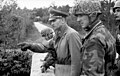 Un officier allemand fait le point avec ses Fallschirmjäger (chasseurs parachutistes).