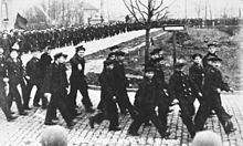 Sailors during the mutiny in Kiel, November 1918 Bundesarchiv Bild 146-1976-067-10A, Matrosen-Aufstand.jpg