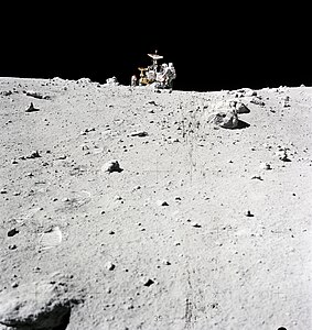 Чарли Дьюк у «Ровера» на кромке кратера Северный Луч