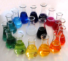 Pulloissa on pH-arvoltaan 0–14 olevia liuoksia väritettynä indikaattoriväreillä.
