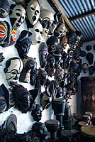 Masques commerciaux à vendre dans une boutique du marché Mwenge Makonde, Dar es Salaam