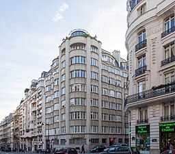 Immeuble au croisement avec la rue Benjamin-Franklin.