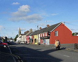 Butiker längs Downpatrick Street i Crossgar.