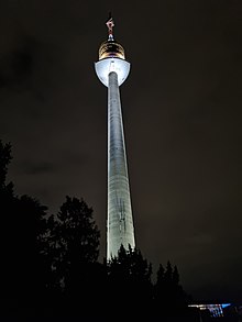 מגדל הדנובה מואר בלילה