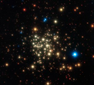 아치스 성단을 구성하는 별들은 젊고 무겁다. 이 사진은 유럽 우주국 VLT 망원경에 장착된 NACO 적응광학체계로 찍었다.