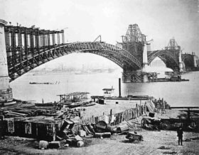 Le pont Eads en cours de construction vers 1874.