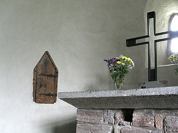 Altarskivan med krucifix och sakramentsskåpet på korabsidens norra vägg.