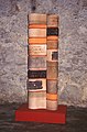 Totem of Confusions (60x30x220 cm), aardewerk, onderglazuur en oxiden, voor de zevende Biënnale van Havana, 2000