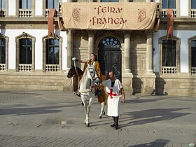 Dame et chevalier devant l'hôtel de ville