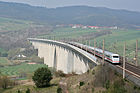 Ein ICE 1 passiert die Fuldatalbrücke Morschen, die zweitlängste Brücke der Schnellfahrstrecke Hannover–Würzburg