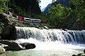 Der Glacier-Express vor St. Niklaus Dorf.