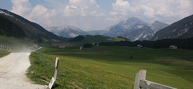 Vu depuis le col sur le final du versant Est sur des pistes non goudronnées