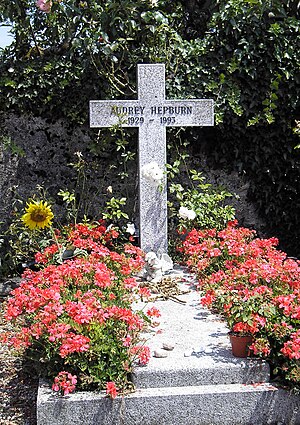 English: Grave of Audrey Hepburn in Tolochenaz...