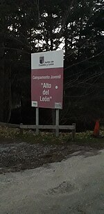 Señal de entrada al Campamento Juvenil Alto del León