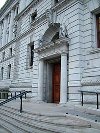 {{en}} East entrance of HM Treasury {{fr}} Ent...