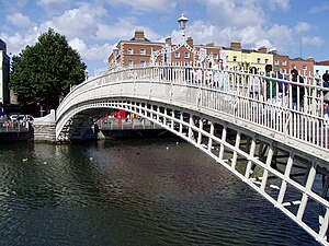 Ha’penny Bridge Droichead na Leathphingine