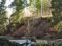 Hendrikhansu ojale paisutatud Hendrikhansu järv ja selle kaldal asuv Hendrikhansu paljand