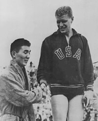 Scholes (höger) och Hiroshi Suzuki vid sommarspelen 1952.