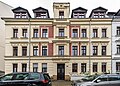 Mietshaus in halboffener Bebauung, Werkstattgebäude im Hof und seitliche Toreinfahrt