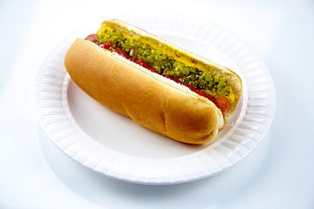 English: Hot Dog on a Plate.