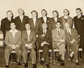 חברי דירקטוריון בית הספר לקציני ים עכו, 1960, עם המנהל היוצא רב-חובל אנריקו לוי והמנהל הנכנס אלוף מיל' שמואל טנקוס