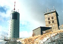 Die beiden Sendetürme (hintereinander) und die verlassene Wetterstation