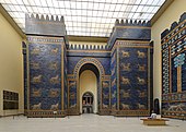 Пример месопотамской архитектуры: Ворота Иштар, в Музее Передней Азии (Берлин, Германия)