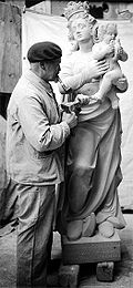 Joseph Constantin Kaiser à l'œuvre lors de la rénovation de la fontaine de la Vierge à Delémont.