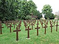 Soldatengräber auf Friedhof Ludwigslust, dahinter Kreuz für Bombenopfer