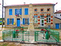 Dorfzentrum mit Mairie (Rathaus), Schule und Denkmal für die Gefallenen