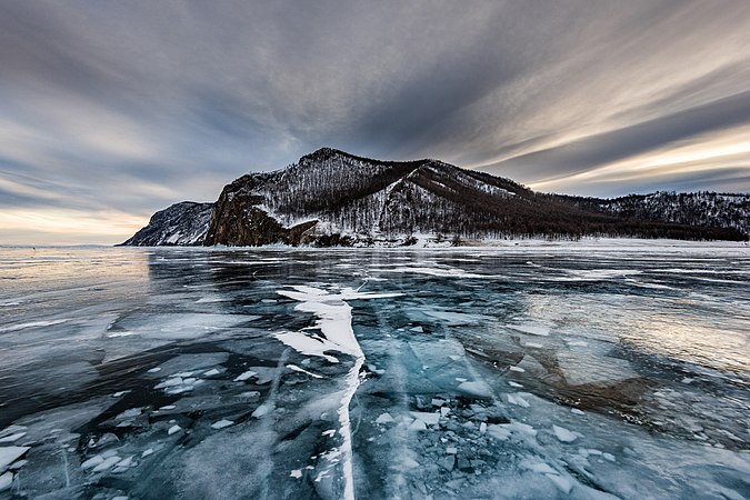 俄罗斯联邦伊尔库茨克州奥尔洪岛附近贝加尔湖封冻的湖面。