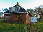 In een leegstaande boerderij groeien inmiddels planten (2012)