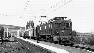 Une locomotive SNCFA 6-AE tractant un trains de voyageurs dans une gare de la ligne de Bône à Souk Ahras en 1968.