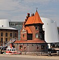 KW 16: Das Lotsenhaus in Stralsund. Im Vordergrund die „Hertha Jeep“, im Hintergrund das Ozeaneum.