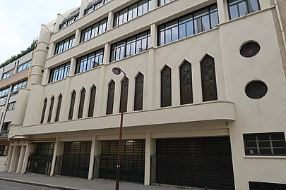 Le bâtiment « Vauplane », situé avenue de Camoëns, est perpendiculaire au bâtiment « Madrid » et accueille les élèves du lycée. Au premier étage, on distingue les vitraux de la chapelle.
