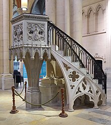 Chaire monumentale de pierre, au style hésitant entre gothique flamboyant et renaissance