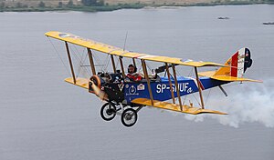 Curtiss JN-4 бипланны копиясы бла Висланы башында учуу