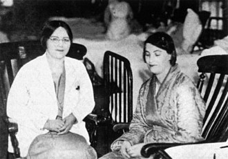 photo en noir et blanc de Mary Walker et d’une patiente